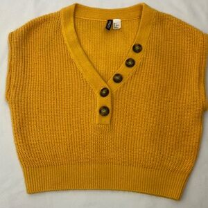 H&M Divided yellow gold sleeveless sweater woman’s size small
